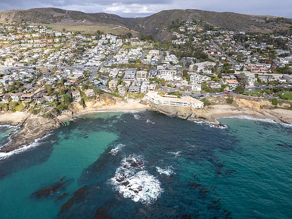 Splash Rock luers surfers and boogie boarders