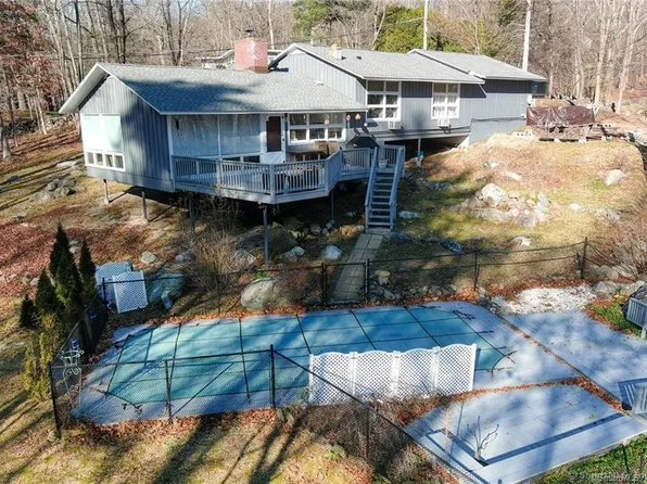 8 Zinn Road, Danbury, CT 06811