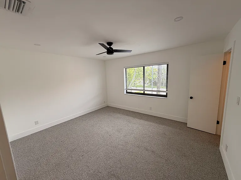 604 NE 9th Ave #3 — Photo 30