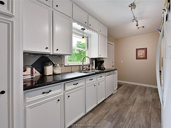 4th image of 720 Mary Lake Dr