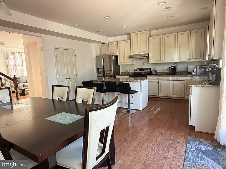 1285 Madison Ln — Photo 3