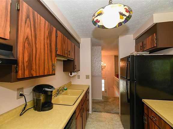 4th image of 494 Cranberry Ln