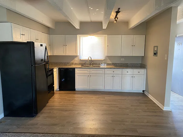 137 W Broadmoor Dr — Photo 2