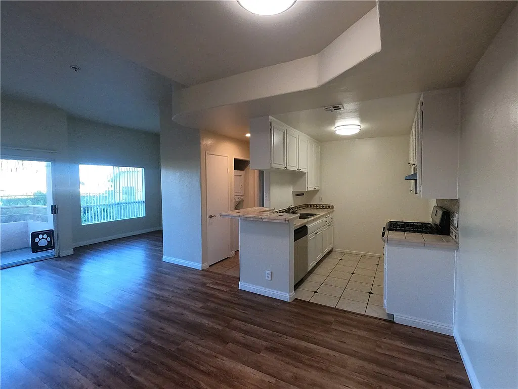 2 bed, 1627 sqft, $3,200 — Photo 2