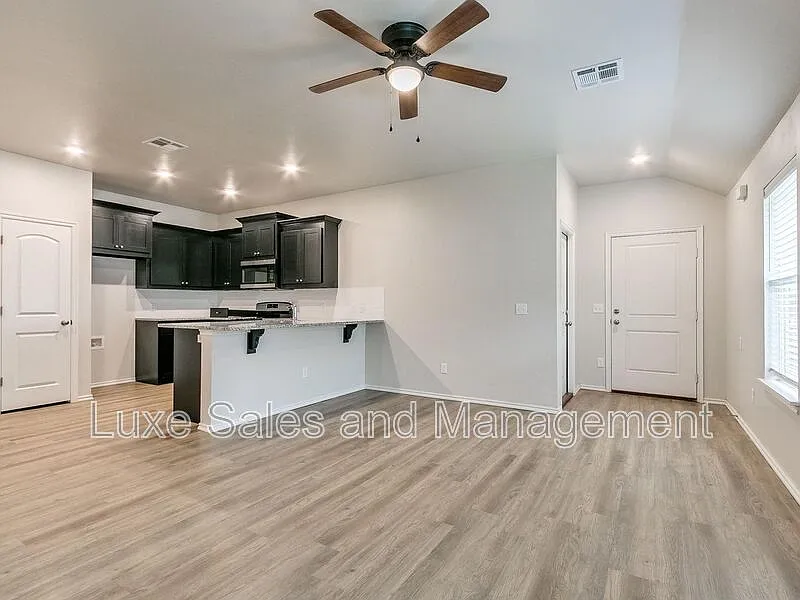 3 bed, 2.0 bath, 1200 sqft, $1,545 — Photo 2