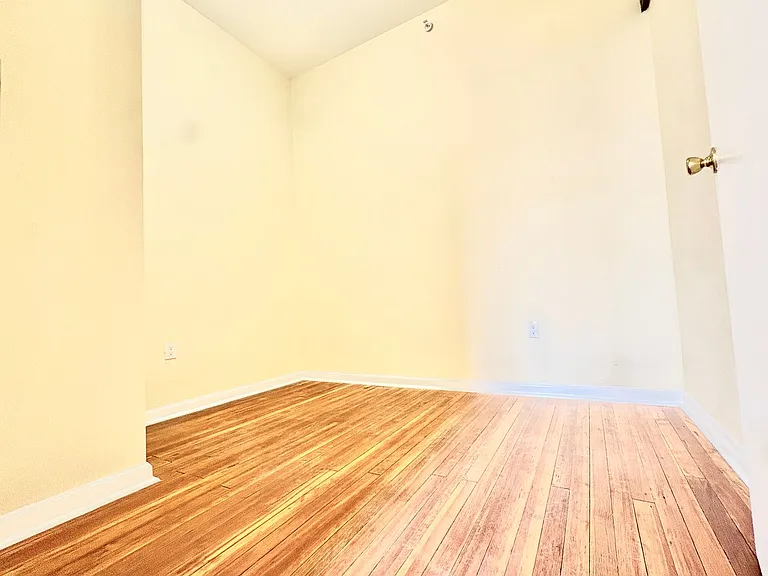 105 Bank St — Photo 31