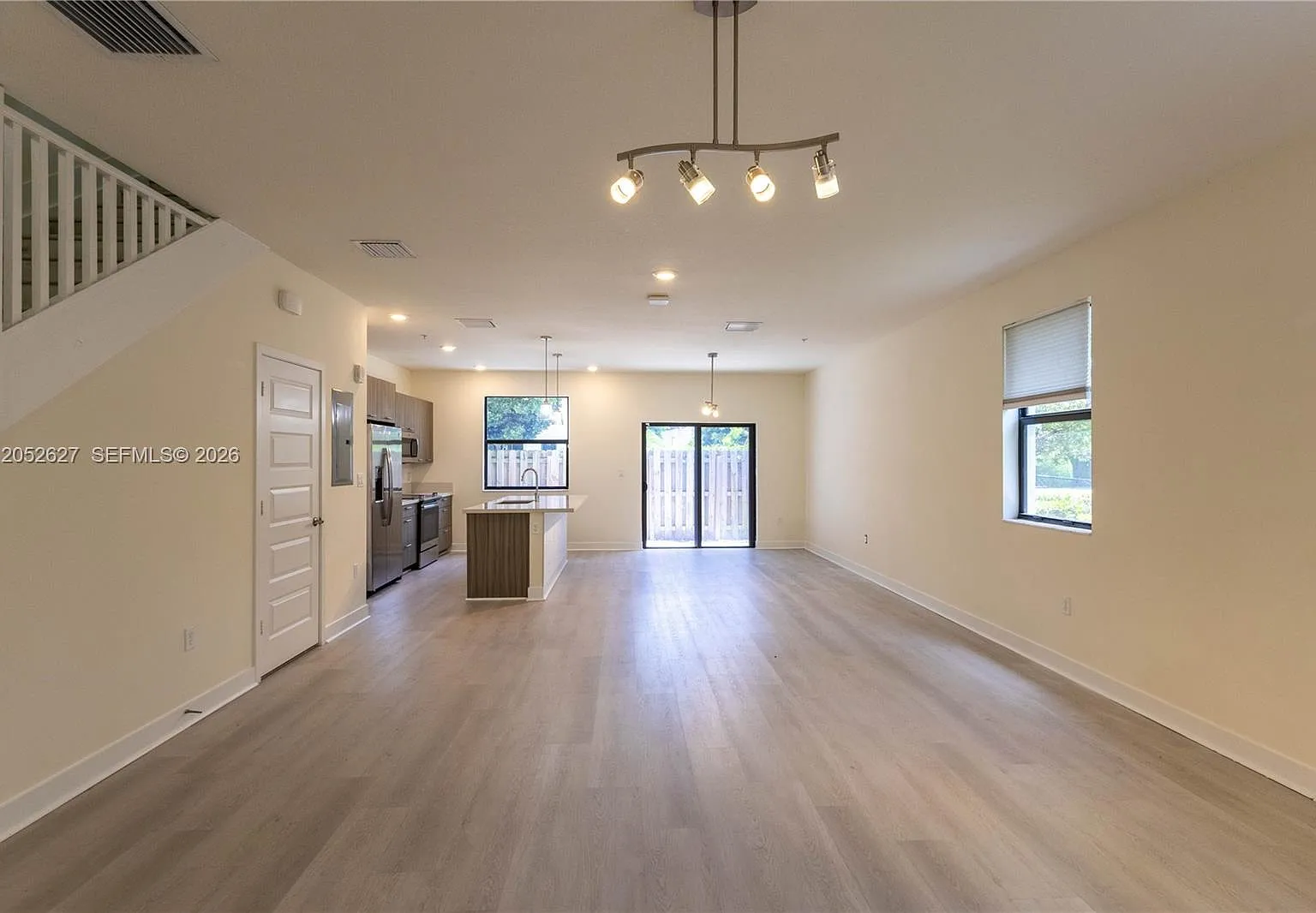 3 bed, 2.5 bath, 1429 sqft, $3,600 — Photo 3