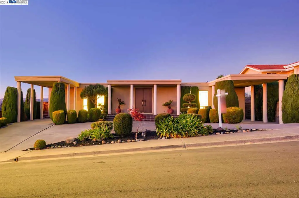 1956 Marineview Dr photo 1