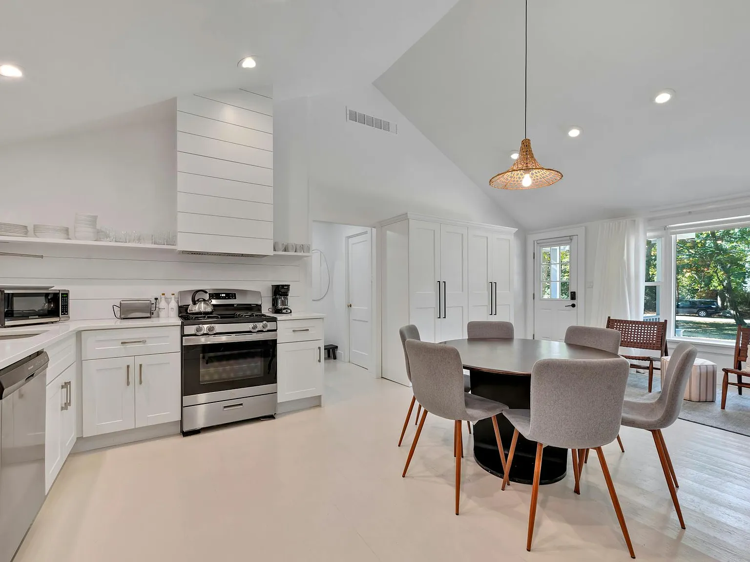 Renovated Cottage. One Floor Living with Deck and Nice Yard. — Photo 4