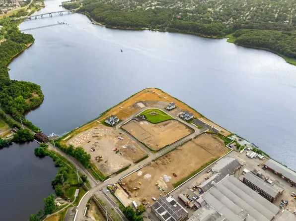 141 E Point Dr #101, East Providence, RI 02916