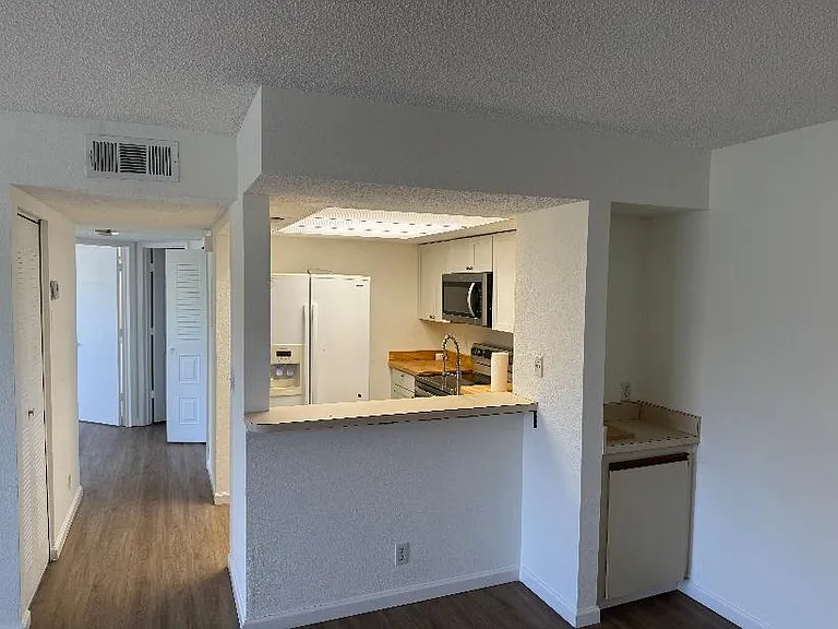 1531 SE Royal Green Cir #106 — Photo 3