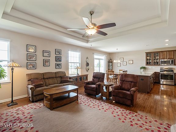 4th image of 557 Moorfield Ave