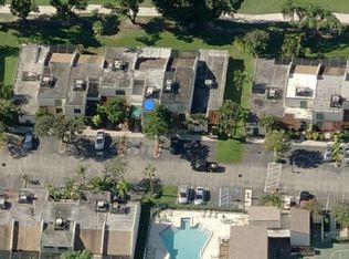 1600 W Golfview Dr, Pembroke Pines, FL 33026