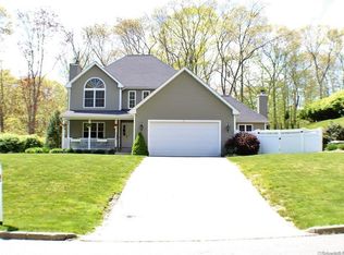 22 Parkwood Dr, Pawcatuck, CT 06379