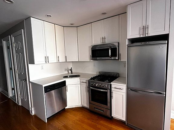 2nd image of 544 W 50th St APT 5FW