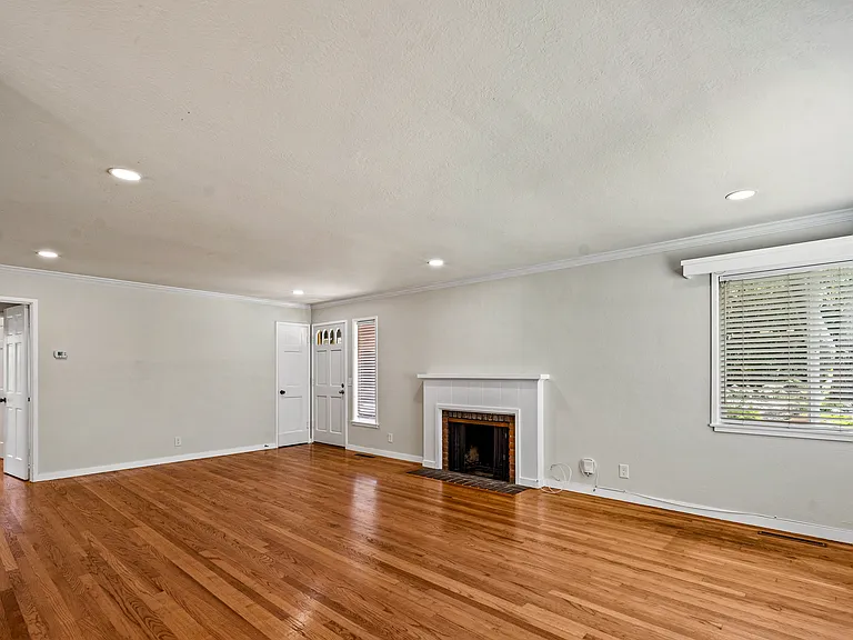 1087 Lariat Ln — Photo 5