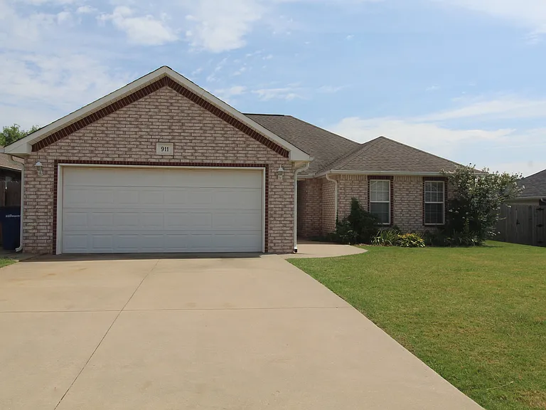 911 Lauren Ln — Photo 1