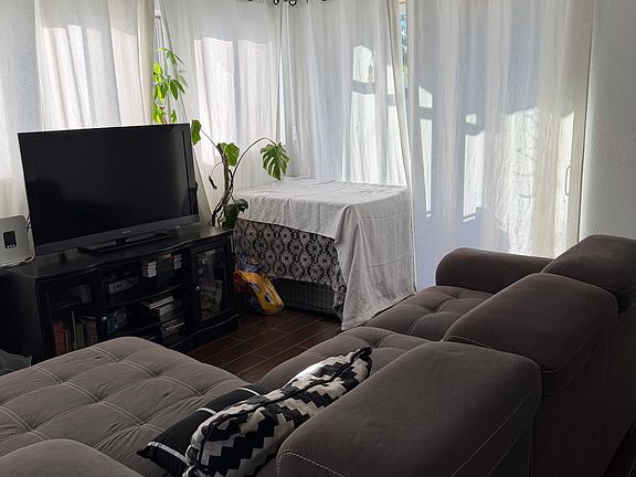 5th image of 3070 N Tattenham Ave