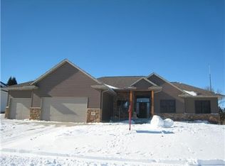 105 Oak Park Dr, Robins, IA 52328