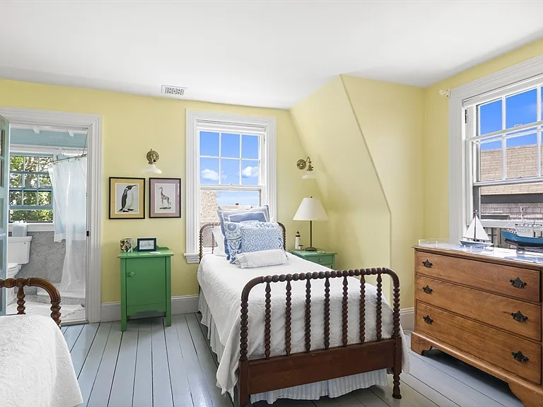 21 McKinley Ave — Photo 17