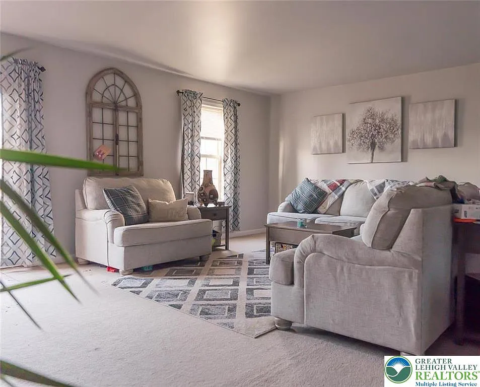 3 bed, 3.0 bath, 1856 sqft, $2,200 — Photo 2