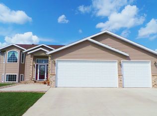 612 Hampton Dr E, Moorhead, MN 56560