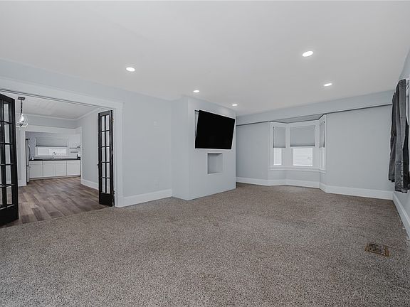 5th image of 933 Oak St