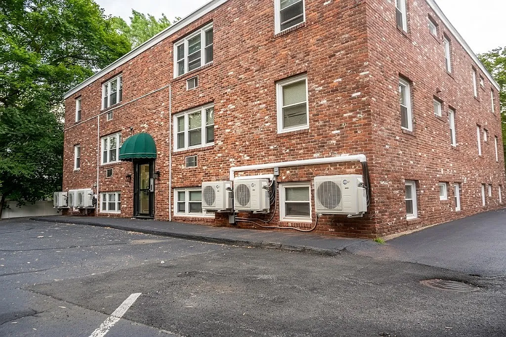2 bed, 800 sqft, $2,300 — Photo 2