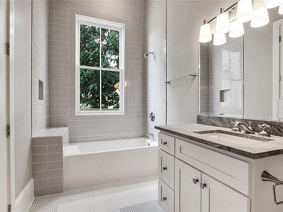 4th image of 2528 Saint Thomas St