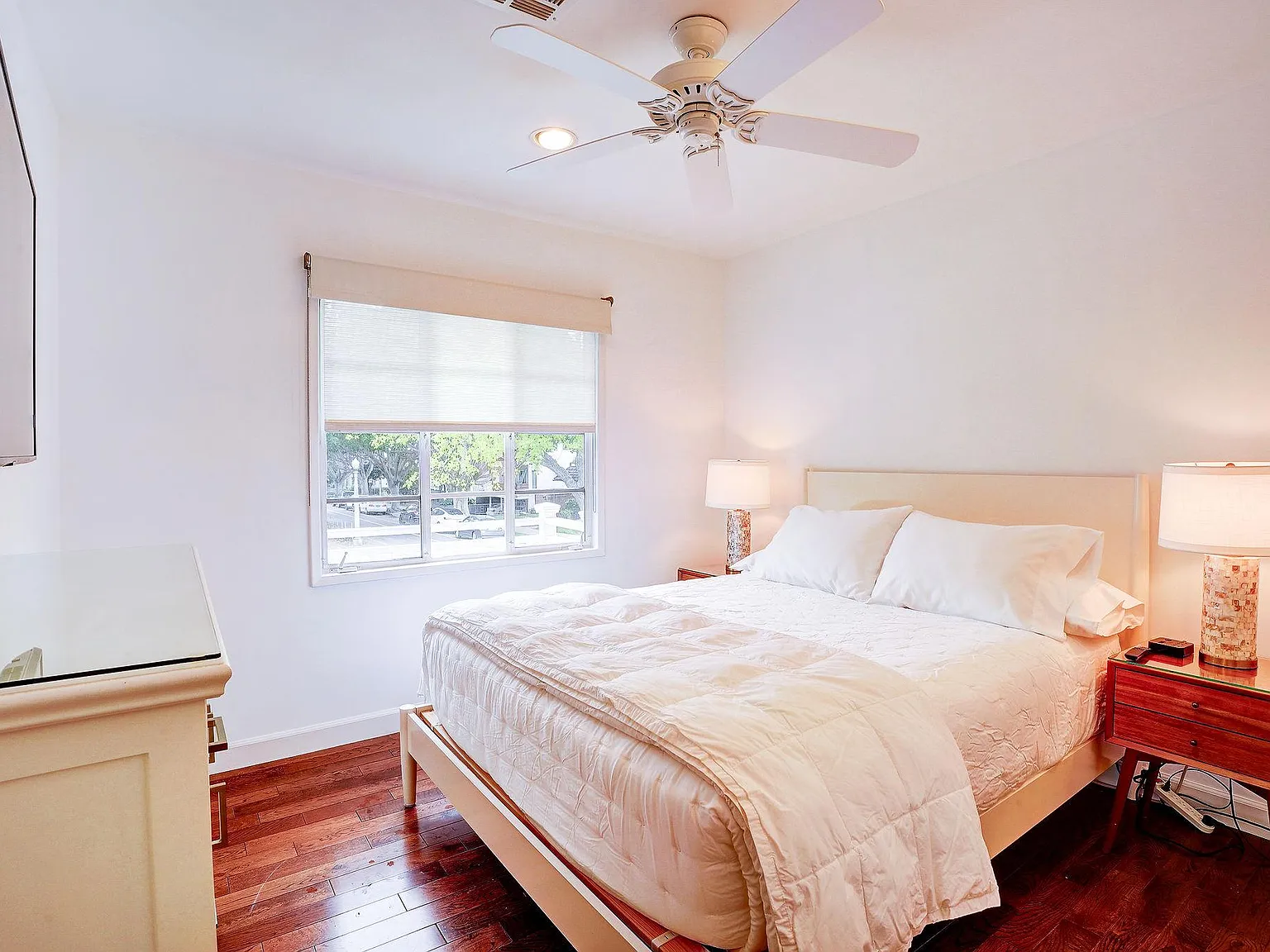 2 bed, 705 sqft, $7,850 — Photo 3