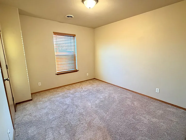 435 E St NE — Photo 10