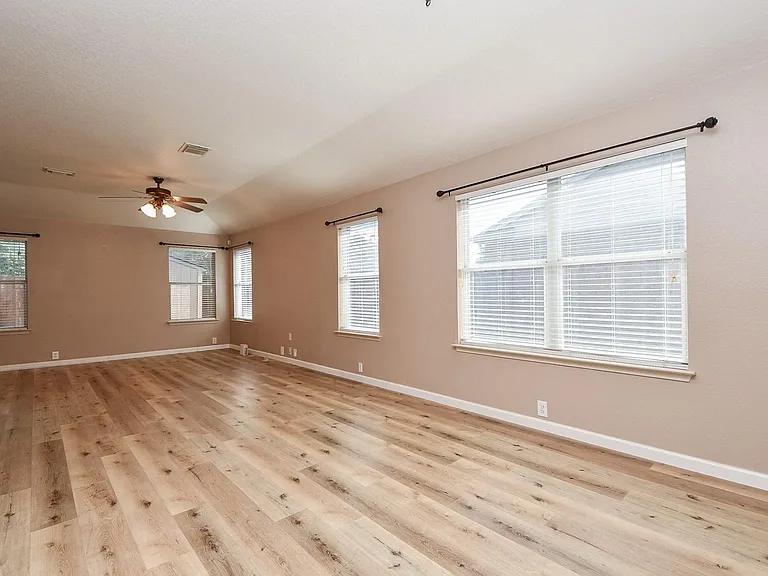 4818 King Hallow Ln — Photo 9