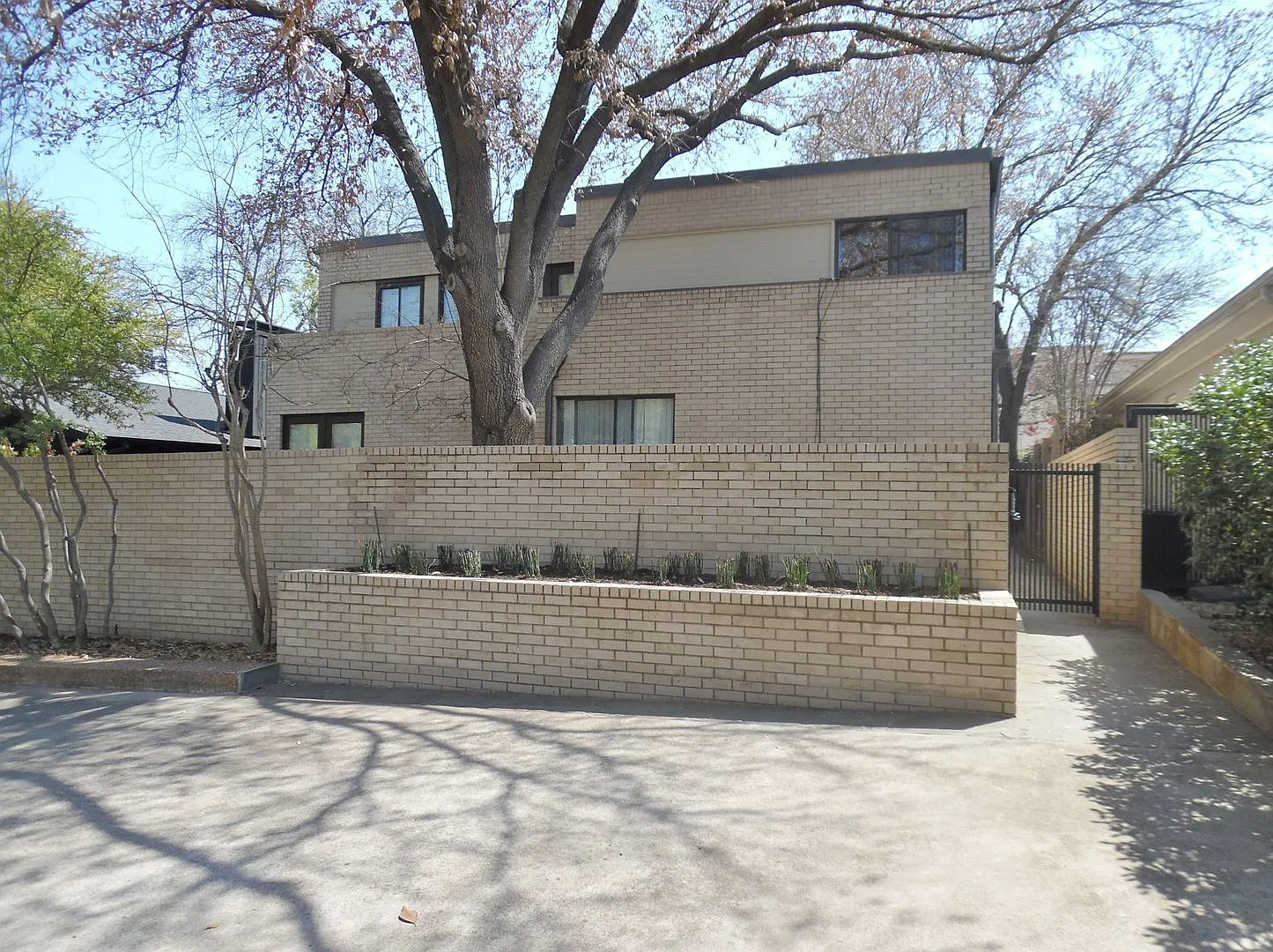 Wonderfully Remodeled Duplex Near River Crest Country Club! — Photo 1