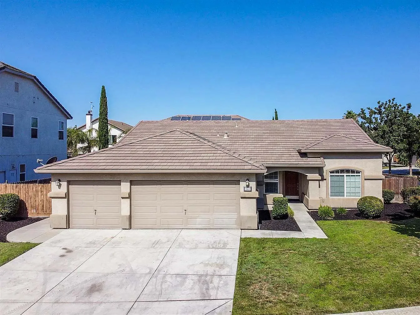 4 bed, 2255 sqft, $2,600 — Photo 1