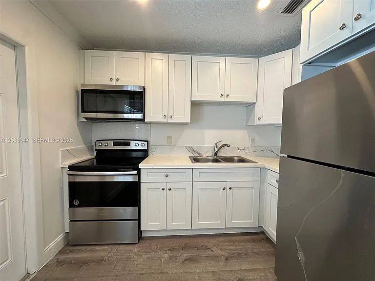 1737 Liberty St #10 — Photo 4