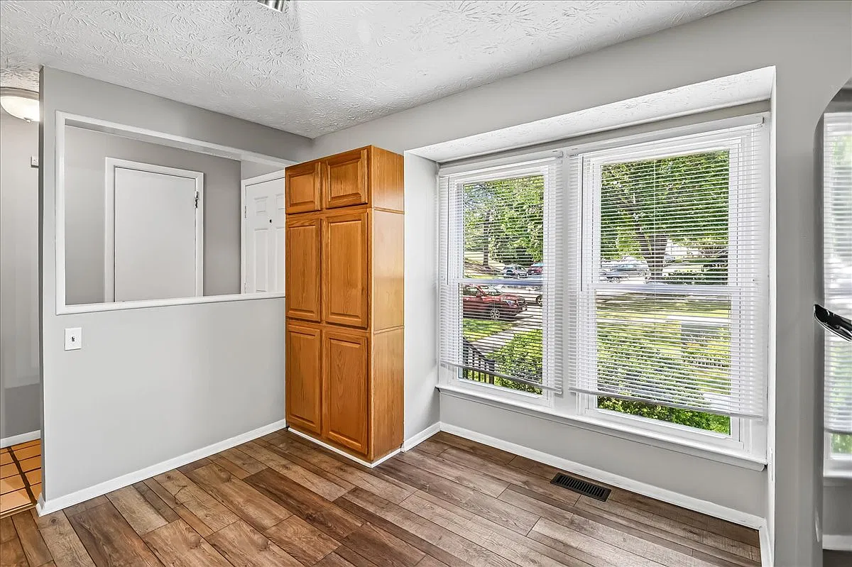 3 bed, 2.5 bath, 1300 sqft, $2,700 — Photo 4