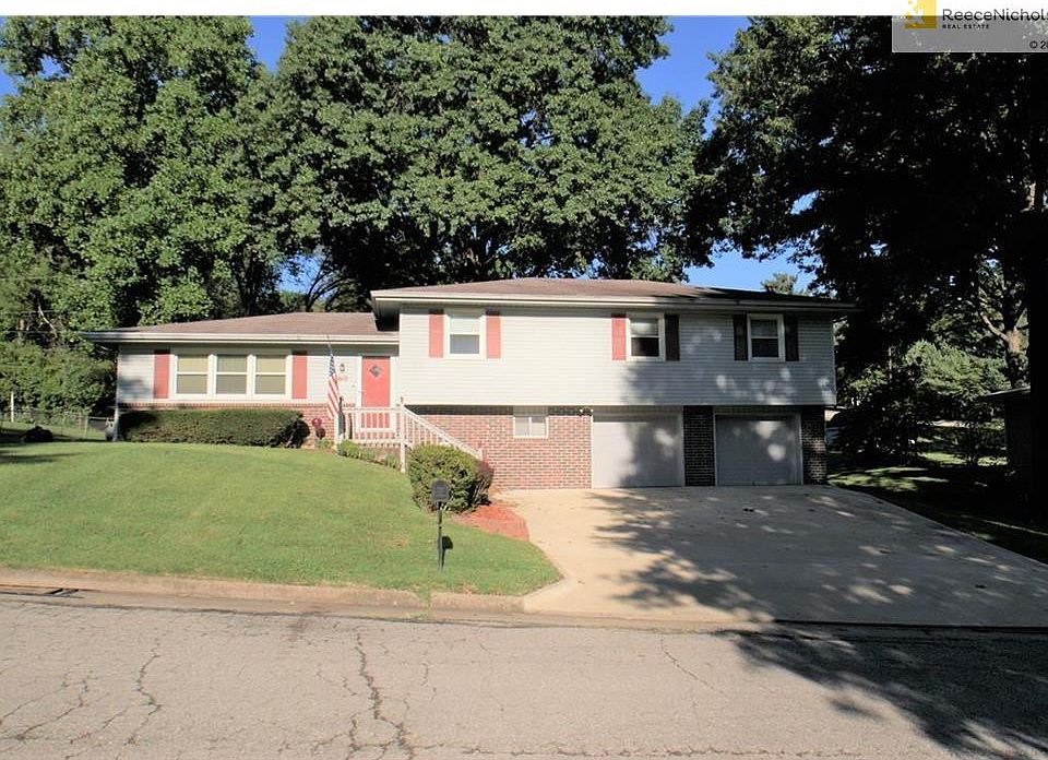 Large, tri-level home on a great lot