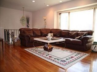 33 Melbourne Ln, Old Bethpage, NY 11804