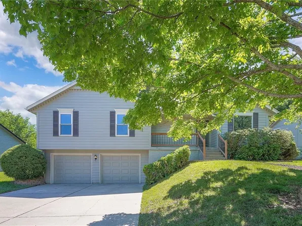 412 NE Station Dr, Lees Summit, MO 64086