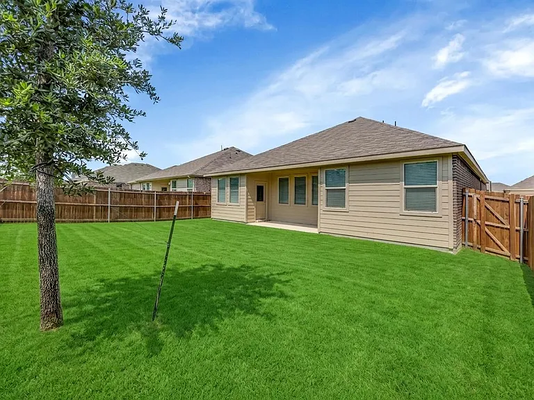 8425 Honeylocust St — Photo 30