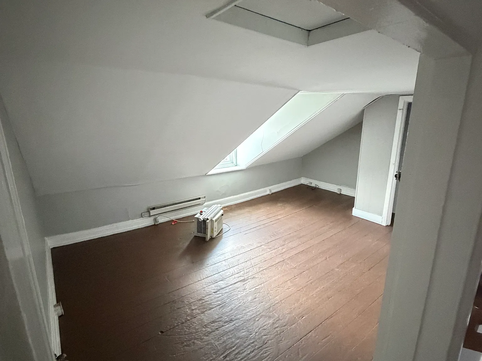 5 bed, 1.5 bath, 2300 sqft, $3,000 — Photo 4
