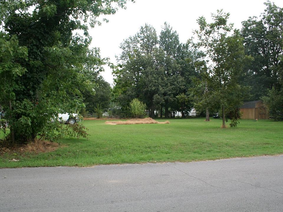 2nd image of 301 Maxine St