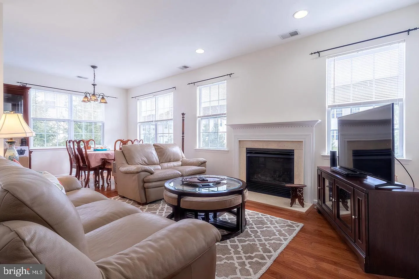 3 bed, 2.5 bath, 1690 sqft, $3,200 — Photo 1