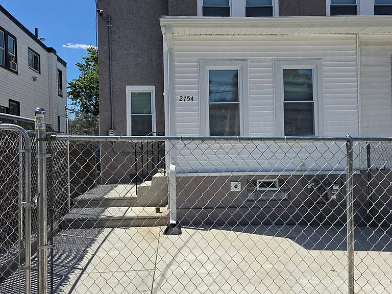 2754 Mickle St — Photo 1