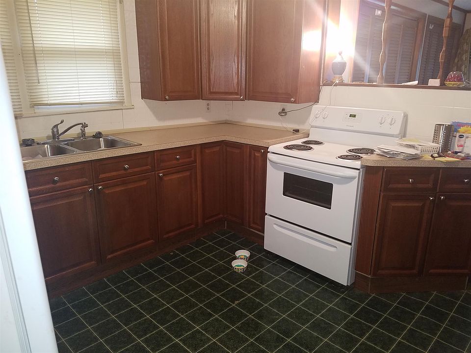2nd image of 305 Chestnut Dr