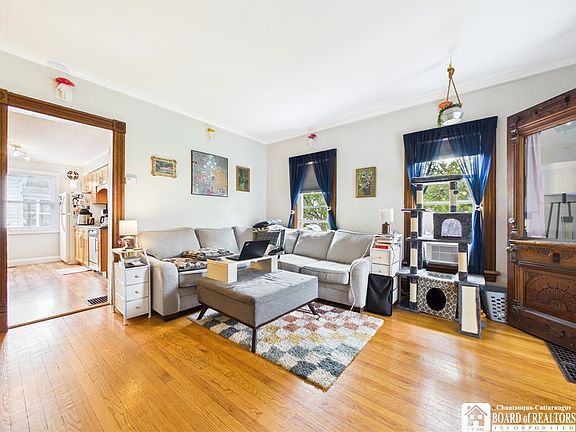 4th image of 815 Washington St