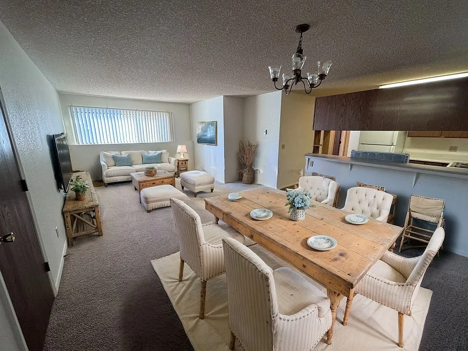 2 bed, 1.0 bath, 950 sqft, $1,025 — Photo 2