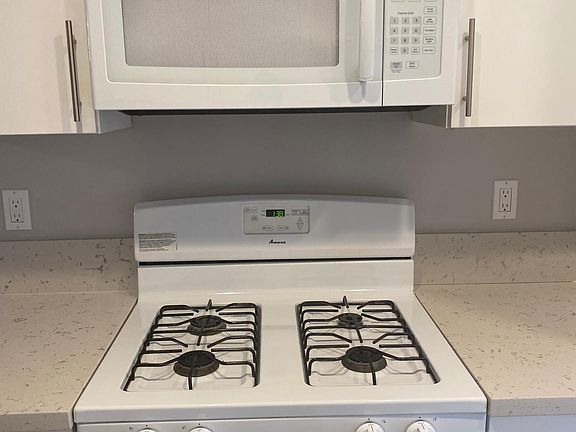 5th image of 3684 Watseka Ave #105