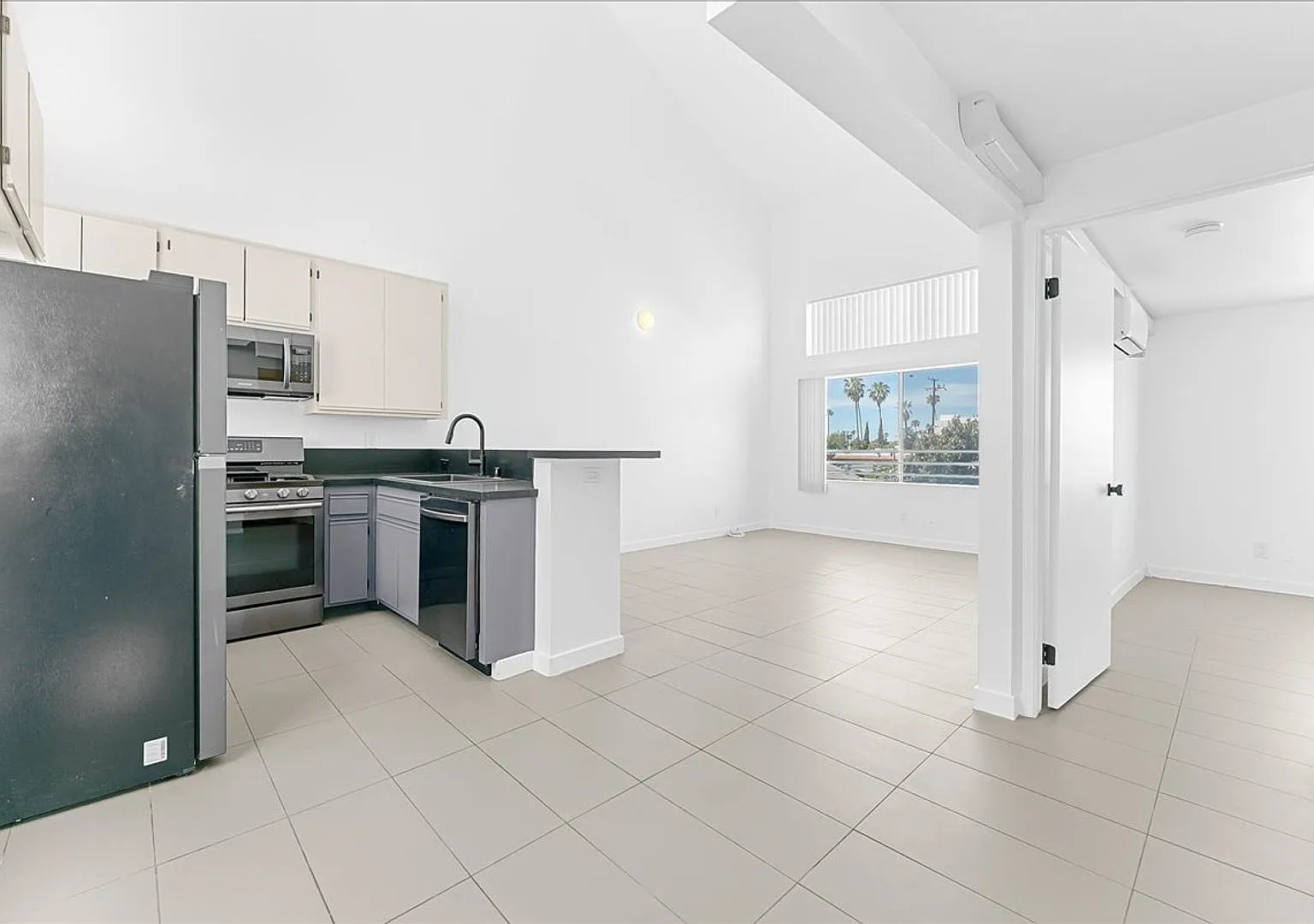 Loft Apartment - High Ceilings - Echo Park! — Photo 1