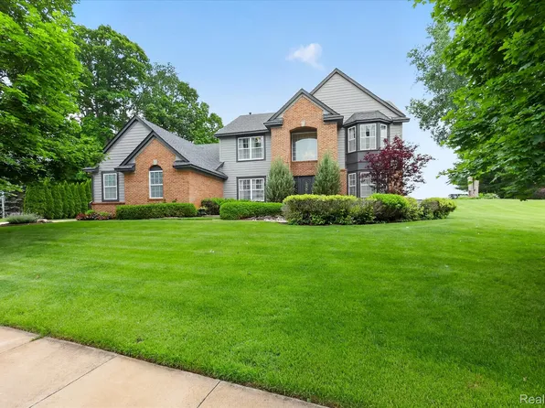 2333 Sandlewood Dr, White Lake, MI 48383